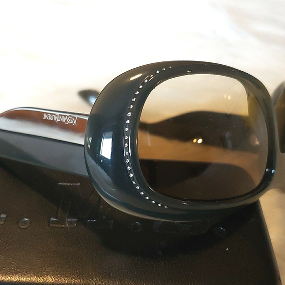 Yves Saint Laurent sunglasses - Picture 10 of 16